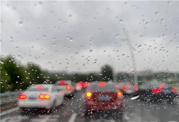 雨中巧遇:外回りで突然の大嵐、その時傘宿に学ぶこと 雨中巧遇:外回りで突然の大嵐、その時傘宿に学ぶこと