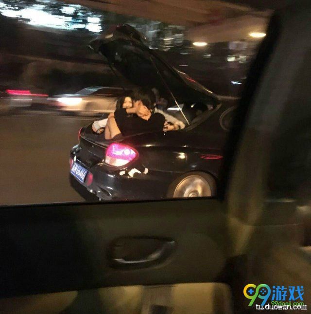 打网球的妹子都好凶一句不合就要抽人