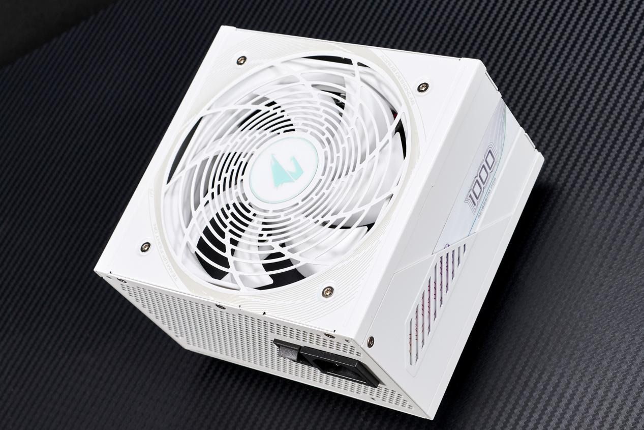技嘉AE1000PG5ICE白金雕:AI时代的强大全模组电源 技嘉AE1000PG5ICE白金雕:AI时代的强大全模组电源