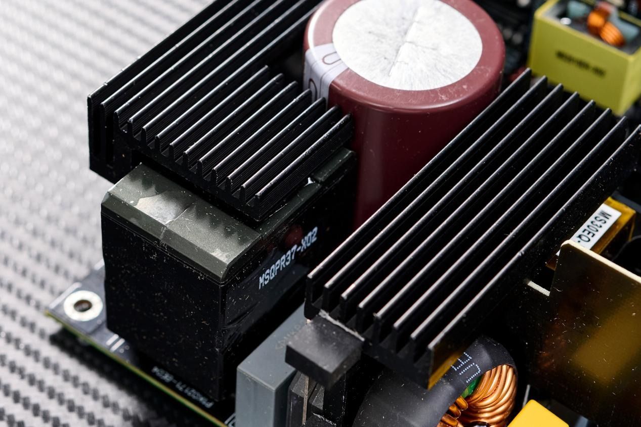 技嘉AE1000PG5ICE白金雕:AI时代的强大全模组电源 技嘉AE1000PG5ICE白金雕:AI时代的强大全模组电源