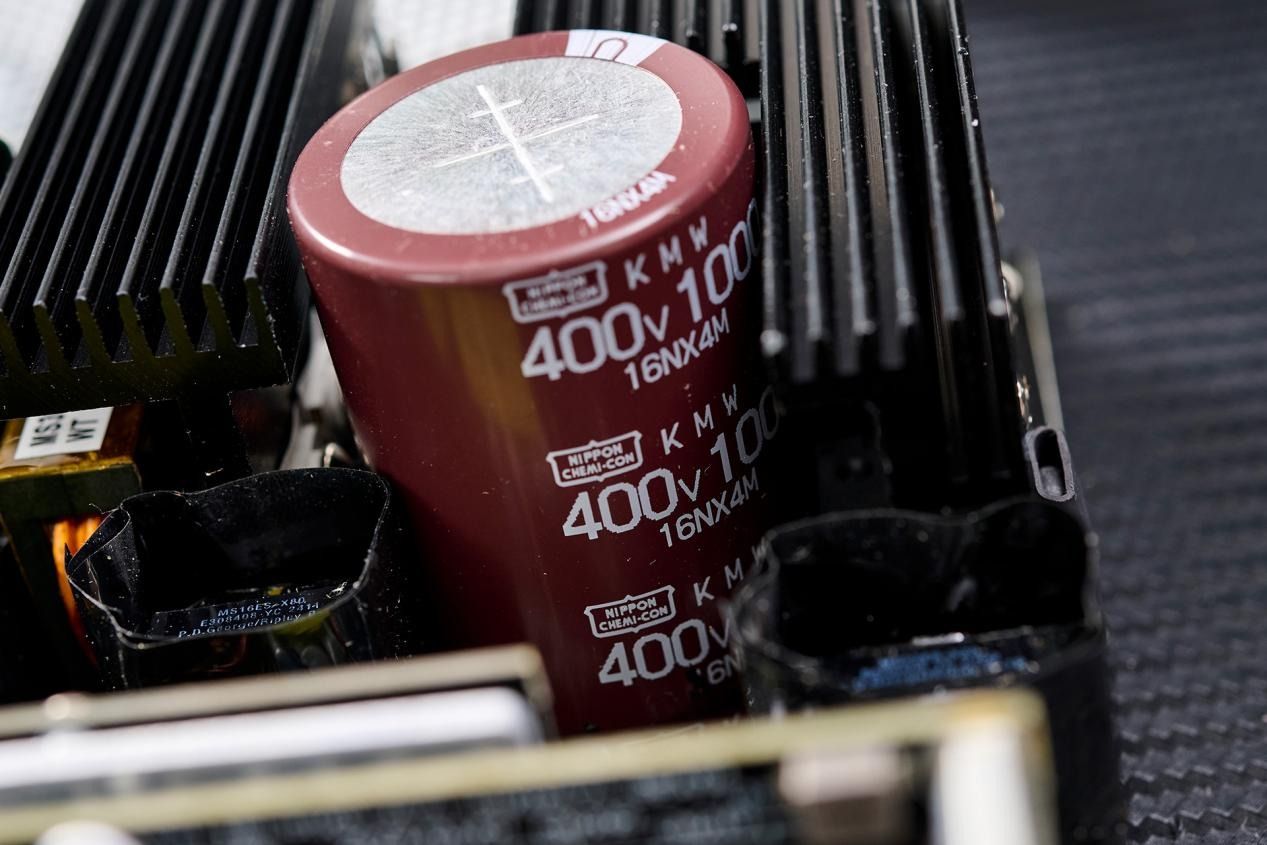 技嘉AE1000PG5ICE白金雕:AI时代的强大全模组电源 技嘉AE1000PG5ICE白金雕:AI时代的强大全模组电源