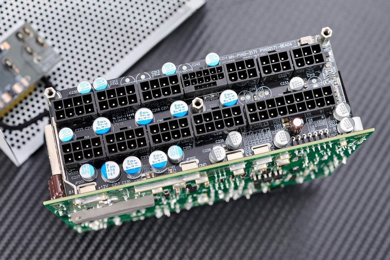 技嘉AE1000PG5ICE白金雕:AI时代的强大全模组电源 技嘉AE1000PG5ICE白金雕:AI时代的强大全模组电源