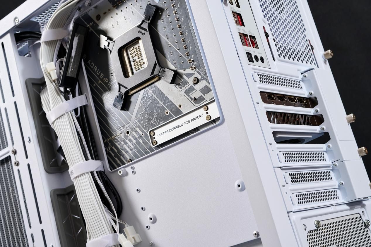 技嘉AE1000PG5ICE白金雕:AI时代的强大全模组电源 技嘉AE1000PG5ICE白金雕:AI时代的强大全模组电源