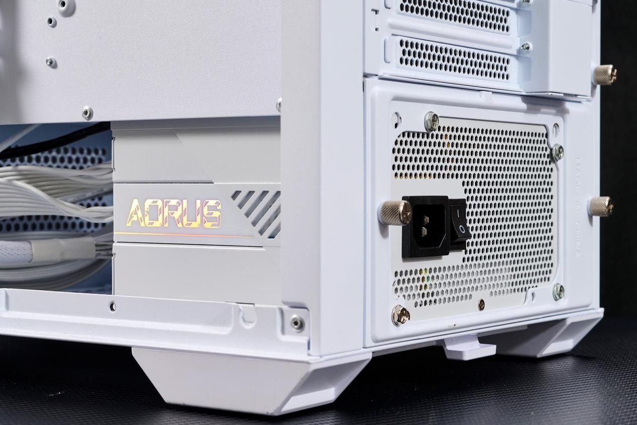 技嘉AE1000PG5ICE白金雕:AI时代的强大全模组电源 技嘉AE1000PG5ICE白金雕:AI时代的强大全模组电源