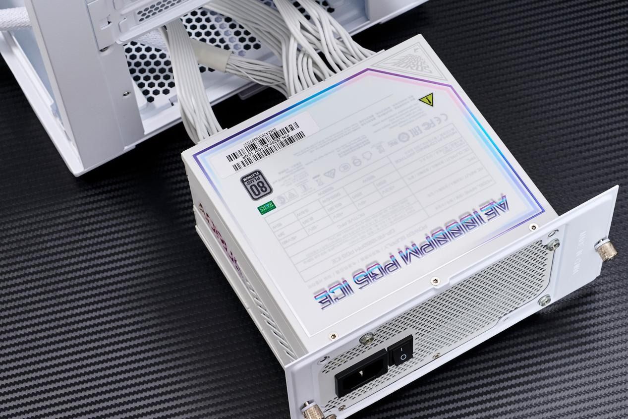 技嘉AE1000PG5ICE白金雕:AI时代的强大全模组电源 技嘉AE1000PG5ICE白金雕:AI时代的强大全模组电源