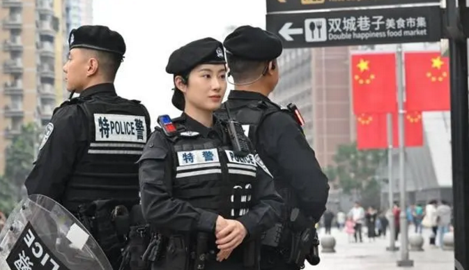 重庆街头执勤女特警火出圈 重庆街头执勤女特警火出圈