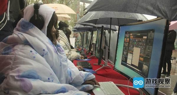女大学生集体户外裹棉被冒雨打游戏被批作秀 女大学生集体户外裹棉被冒雨打游戏被批作秀